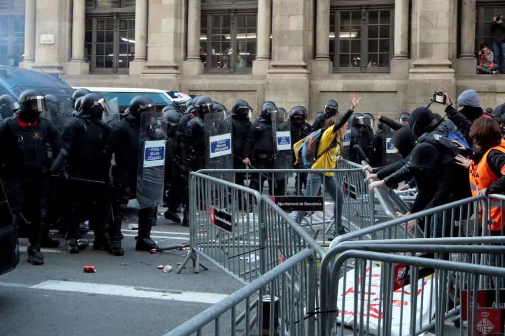 Tensió i enfrontaments entre Mossos i manifestants al centre de Barcelona