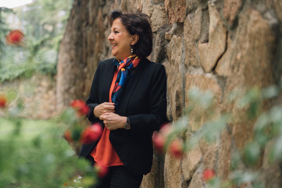 Carmen Linares, apoyada en un muro de su casa.