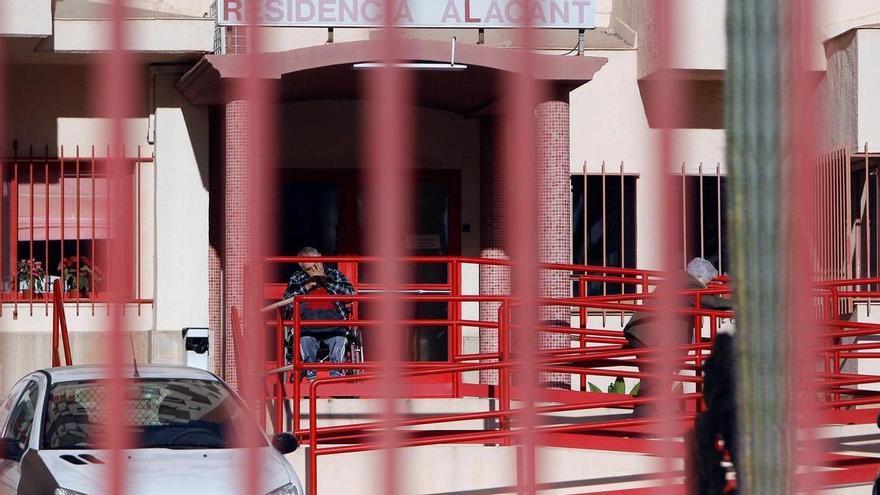 El Ayuntamiento de Alicante y la Generalitat clausuran un centro de día para mayores pese a las protestas de usuarios y vecinos