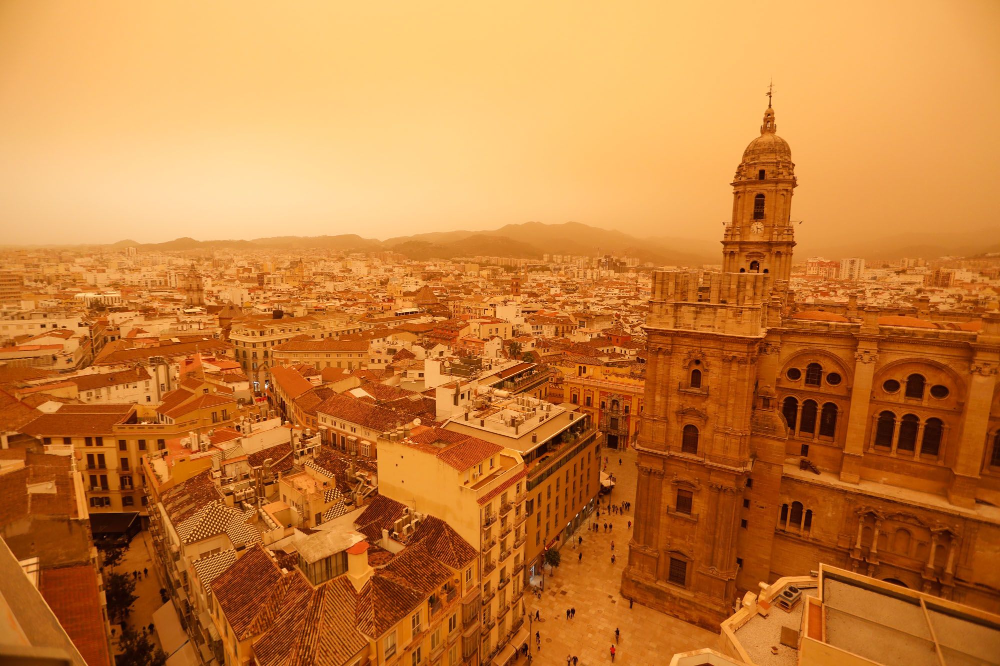 La calima vuelve a cubrir los cielos de Málaga