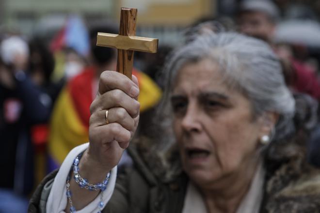 Entre protestas y curiosos: así se vivieron los Premios a las puertas del Campoamor