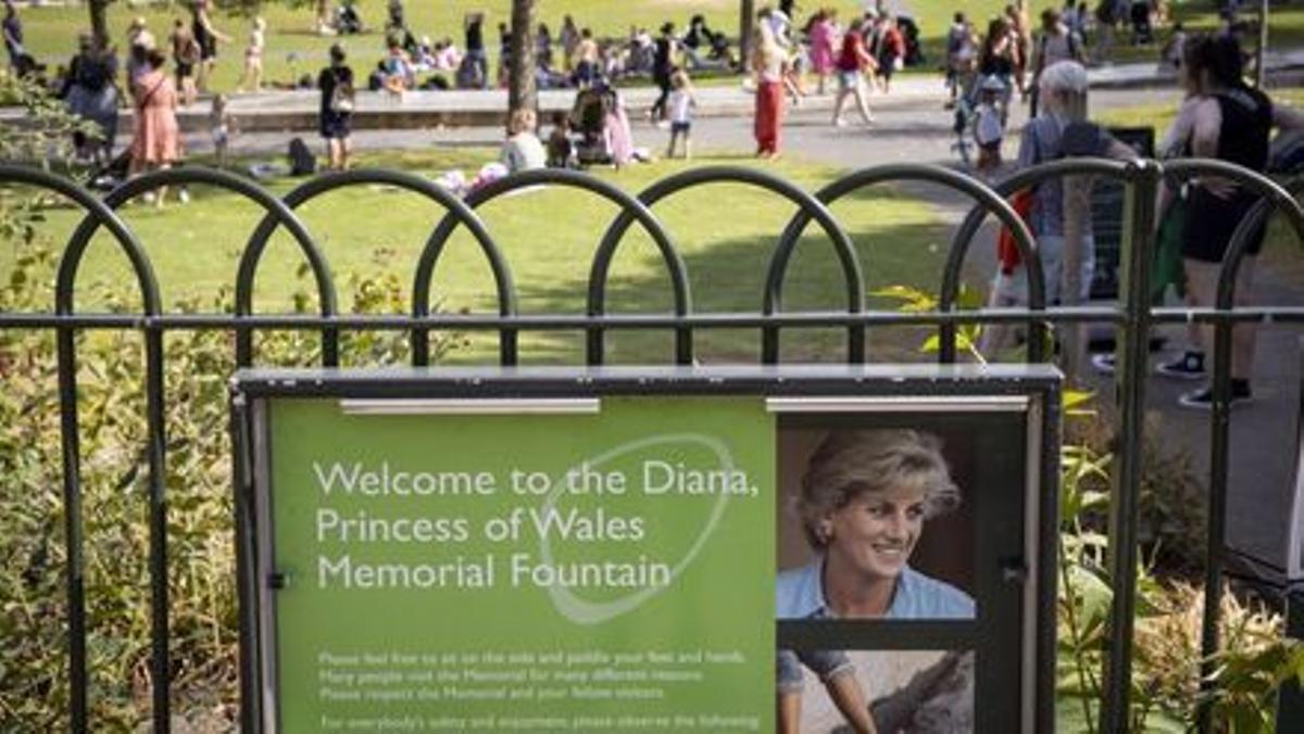 El público visita el fuente en memoria de Lady Di, en el Hyde Park de Londres.