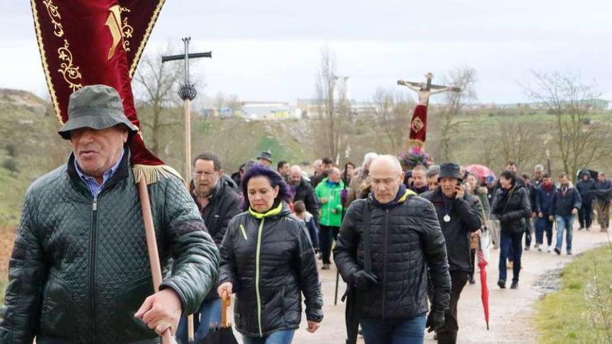 El camino entre el Espíritu Santo y Valderrey se cubrió a pie, con el Cristo en las andas.