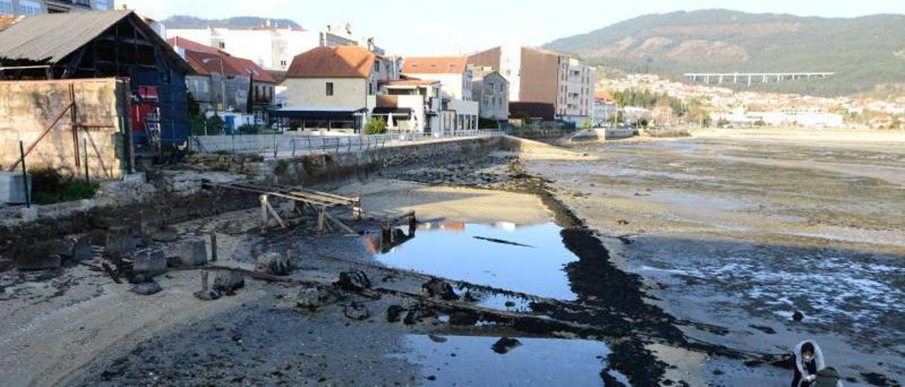 Estado actual del frente litoral de Seara, con los astilleros tradicionales en primer término.   | GONZALO NÚÑEZ