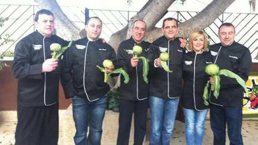 Los seis miembros de la asociación de restaurantes, ayer.