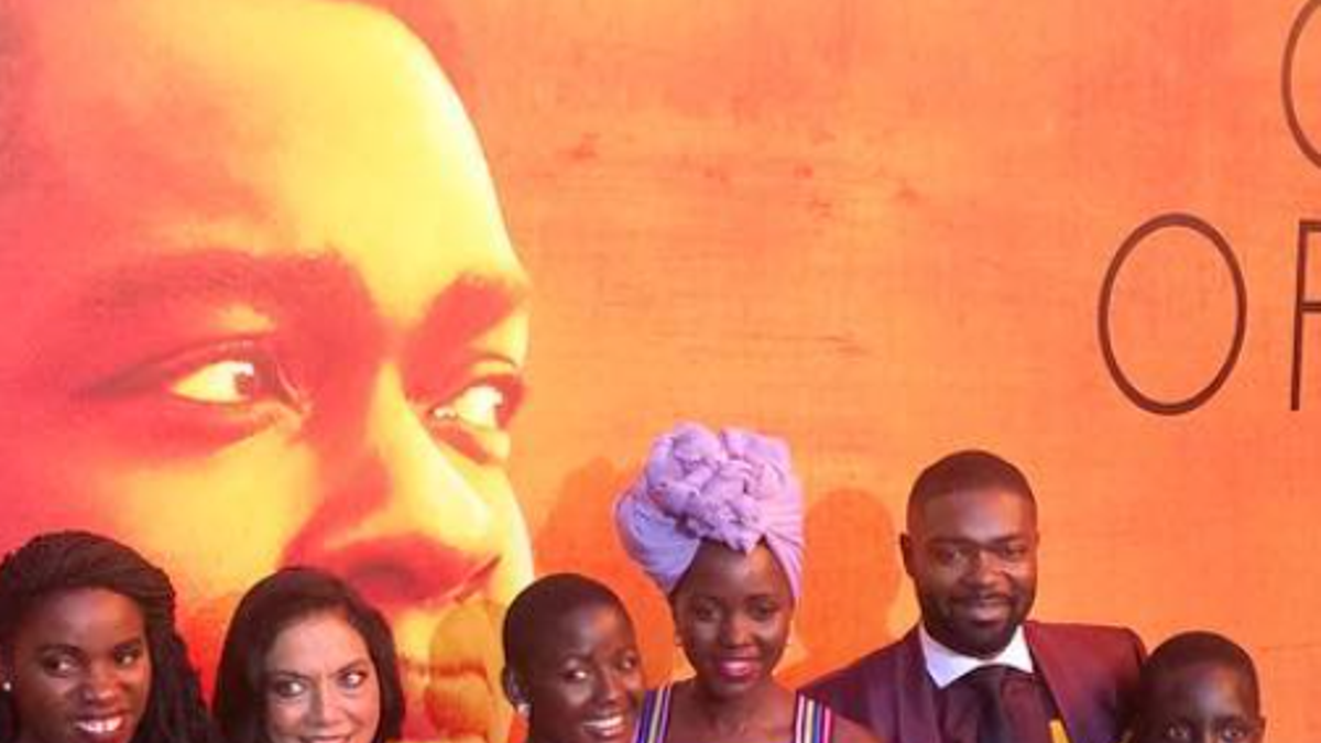 Nikita Waligwa y Lupita Nyong'o en la premiere de 'Queen of Katwe'