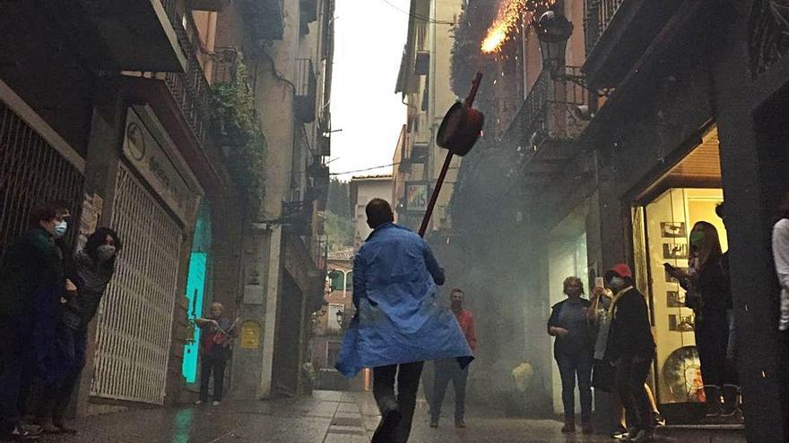 Salt de maces improvisat al carrer Major, aquest diumenge