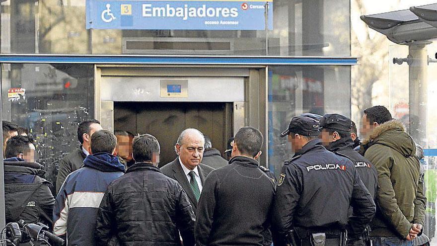 El ministro del Interior con varios policías en la estación.