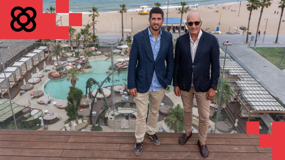 Ramón Bordas, a la derecha, y su hijo Jorge, que marca el relevo generacional en Costa Este, en el Bastian Beach.