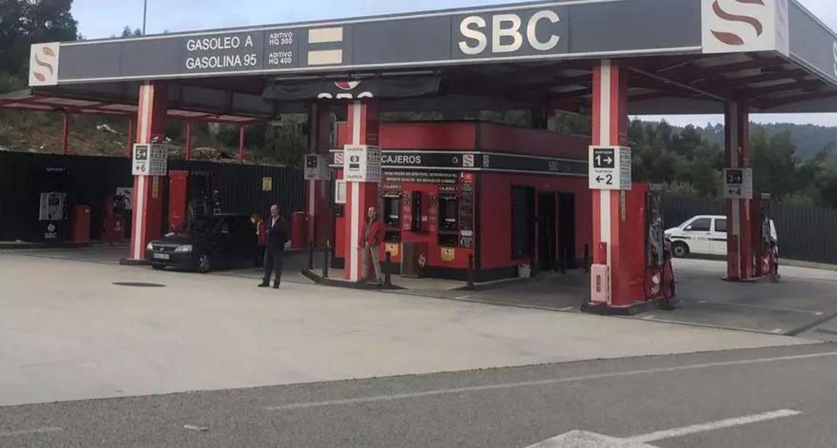 Antiga gasolineira de Xarás, que estes días está sendo desmantelada por mandato xudicial.