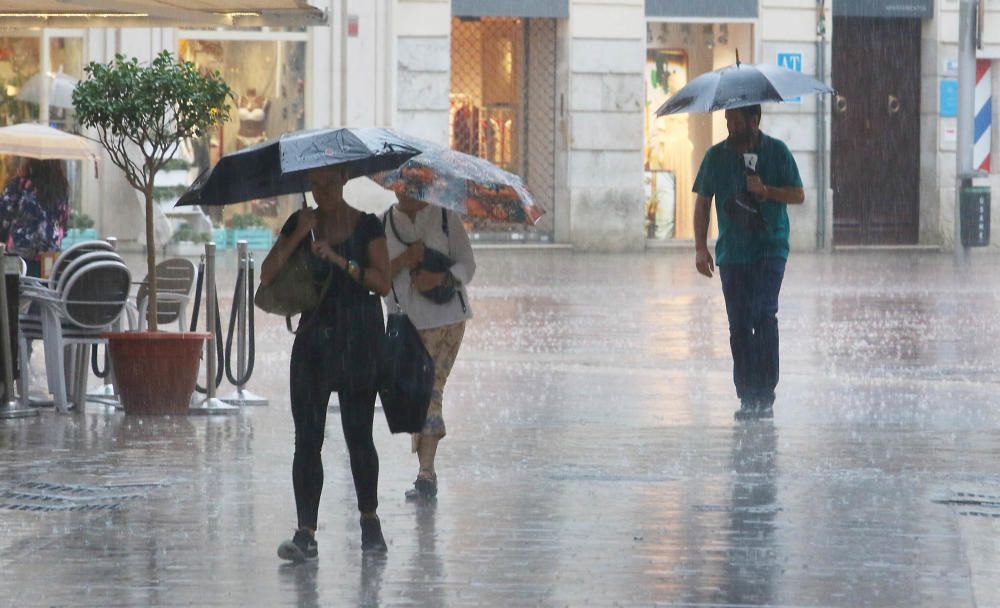 La lluvia torrencial prevista por la Aemet no aparece y solo caen algunos chaparrones puntuales en el inicio de la semana