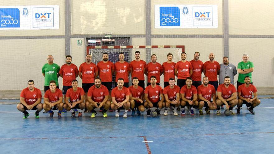 La plantilla del Balonmano Tenerife Tejina, en uno de los entrenamientos de esta semana en el pabellón del IES Antonio González de la localidad lagunera.