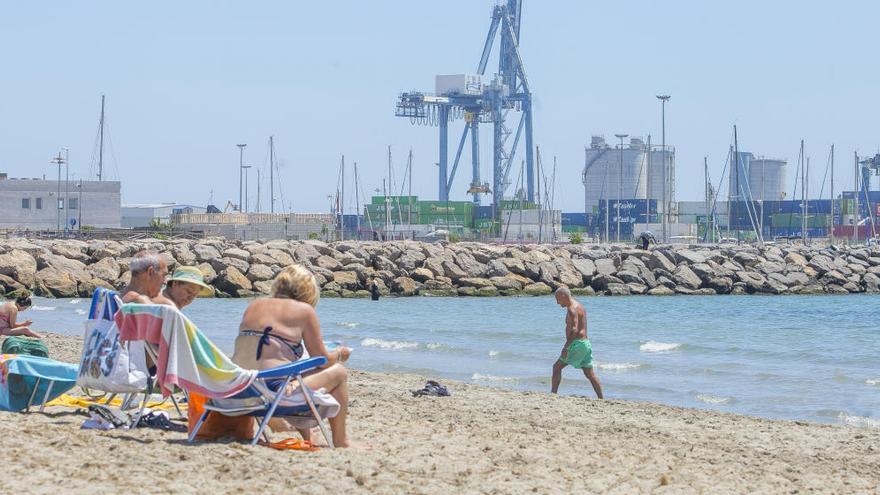 &quot;Banderas negras&quot; de Ecologistas en Acción para las playas de San Gabriel en Alicante y Babilonia en Guardamar