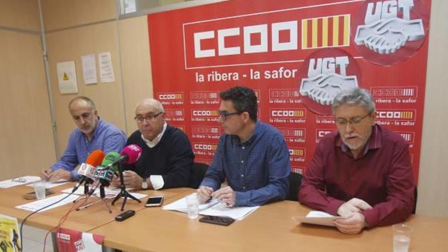 Representantes de los sindicatos CC OO y UGT, ayer en Alzira.