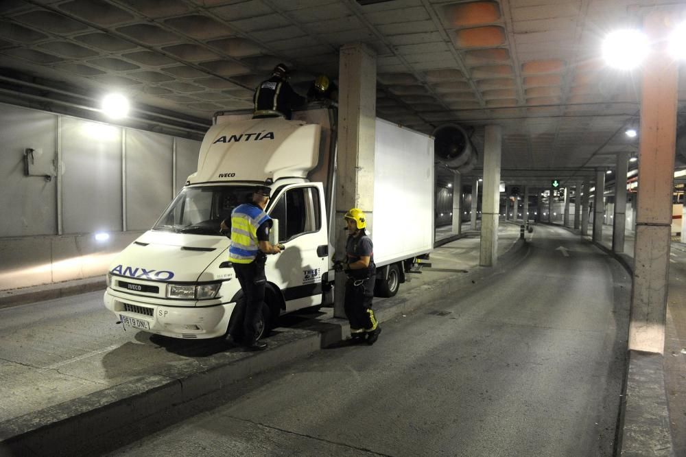 Un camión atascado en el túnel de María Pita