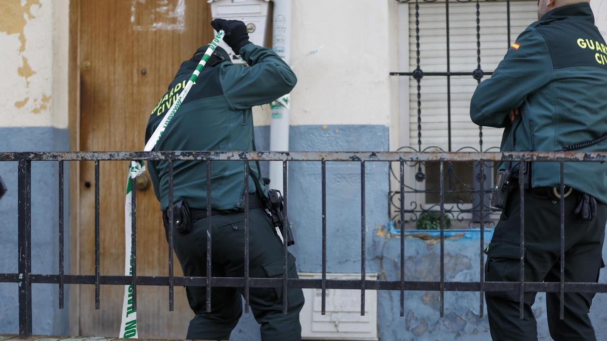 Agentes de la Guardia Civil en el registro de la vivienda del asesino confeso de tres hermanos en Morata de Tajuña.