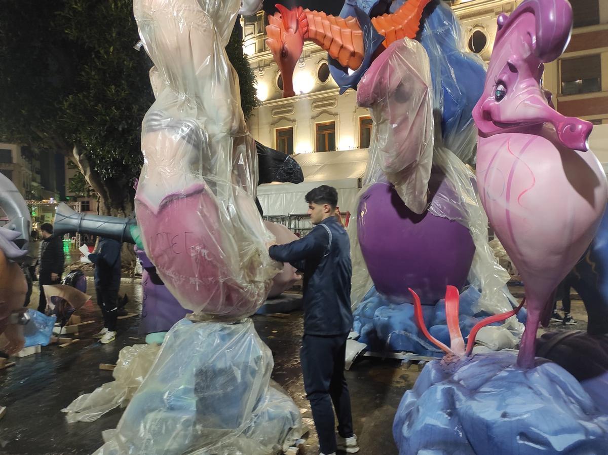 Miembros de la falla Club Ortega desafiaron el mal tiempo este viernes para empezar a plantar por la tarde.