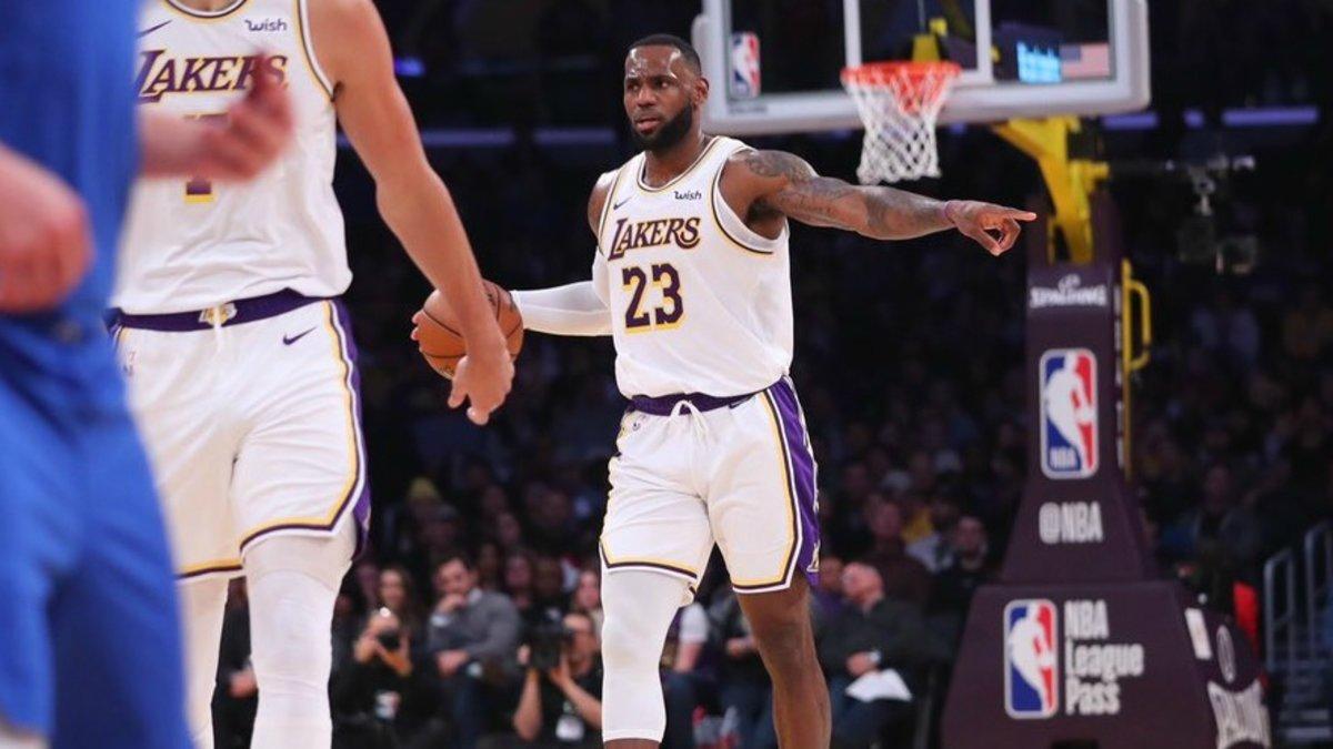 Lebron James dirigiendo a los Lakers en el partido contra los Mavericks