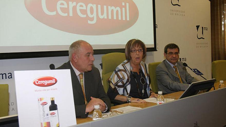 Vitaminas. Pedro Fernández-Llébrez, Adelaida de la Calle y Carlos García, gerente de Ceregumil.