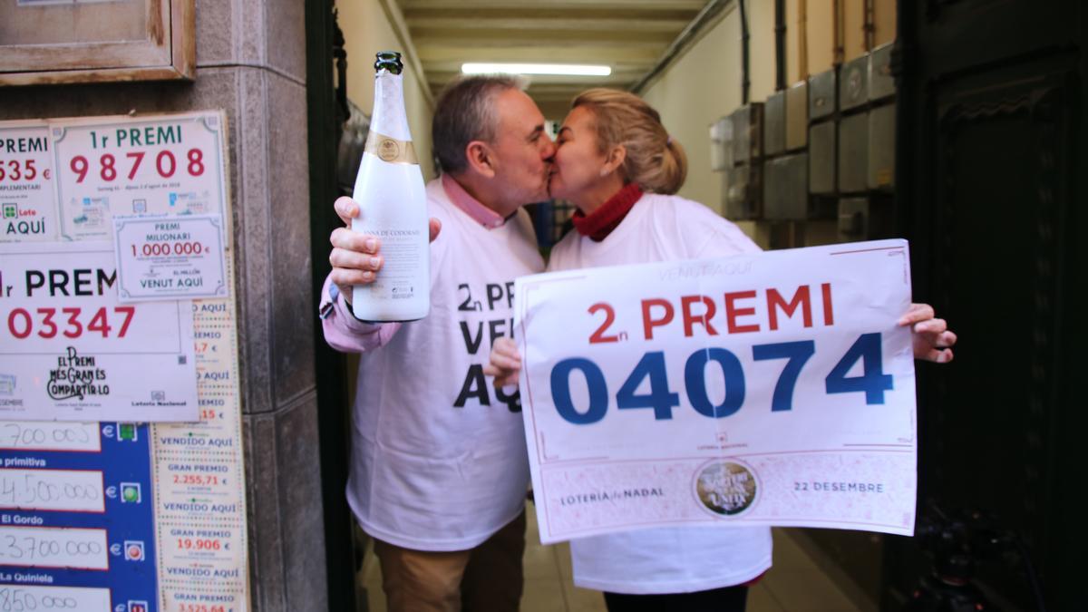 Els propietaris de l'administració número 1 d'Olot, celebrant haver repartit el segon premi de la loteria de Nadal