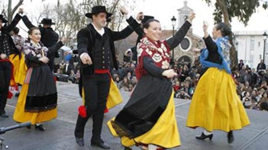 El mal tiempo resta cacereños a la fiesta de San Blas, que no agota las 6.000 roscas