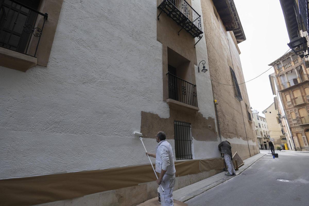 Trabajos de pintura en una de las fachadas laterales de los juzgados.