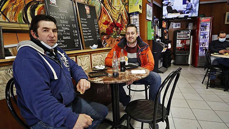 Pedro Fernández y Rubén Argüelles, en el interior de un bar de la parte sierense de Colloto. | Luisma Murias