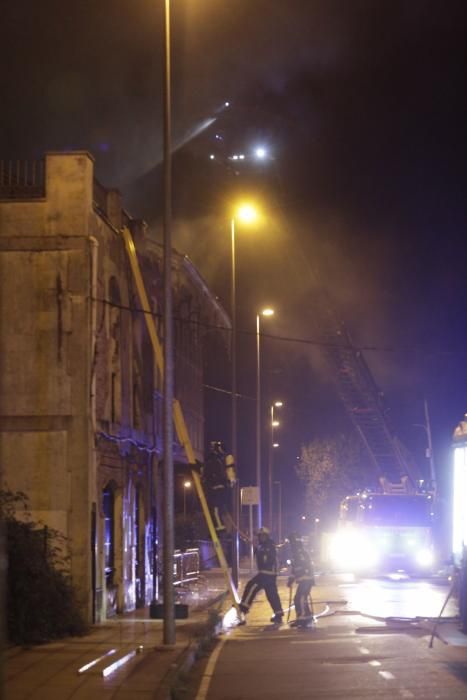 Un fuego destruye el chalé de los García Pola, uno de los tesoros indianos de Avilés.