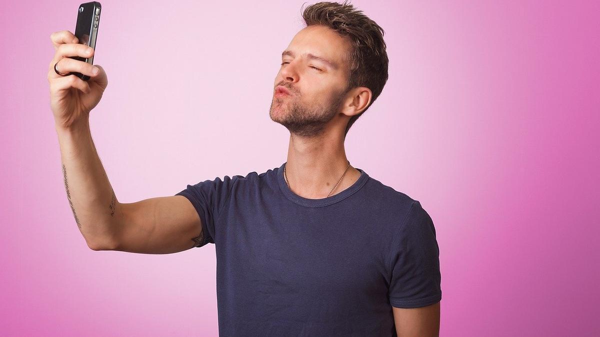 En la imagen, un hombre se fotografia con un selfie.