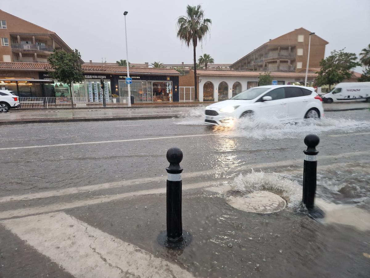 El agua sale a borbotones por las tapas de las alcantarillas en el núcleo del Arenal de Xàbia
