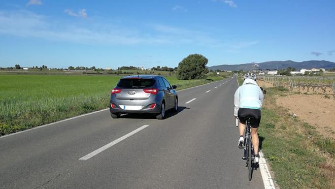Un ciclista circula por una carretera de Girona.