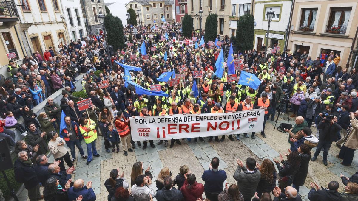 Cientos de personas claman en Navia contra el ERE de Ence al grito de "Colmenares dimisión"