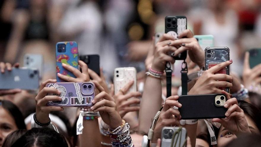 Voces y miradas sobre poesía de Ana Castro