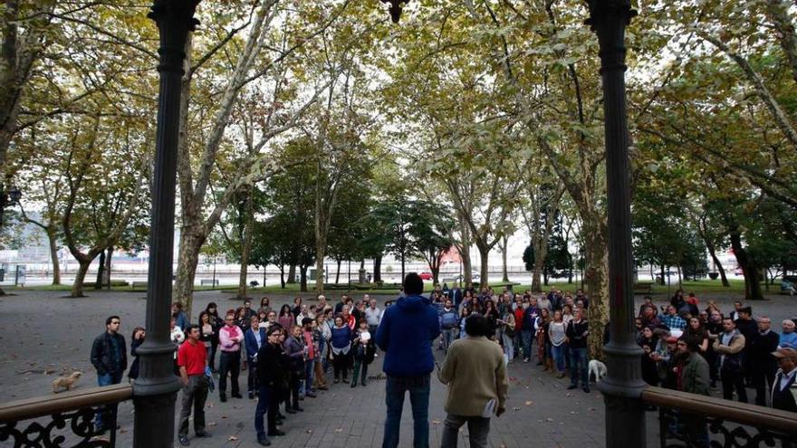 Participantes en el recorrido por los escenarios de la Revolución del 34, ayer, en el parque del Muelle.