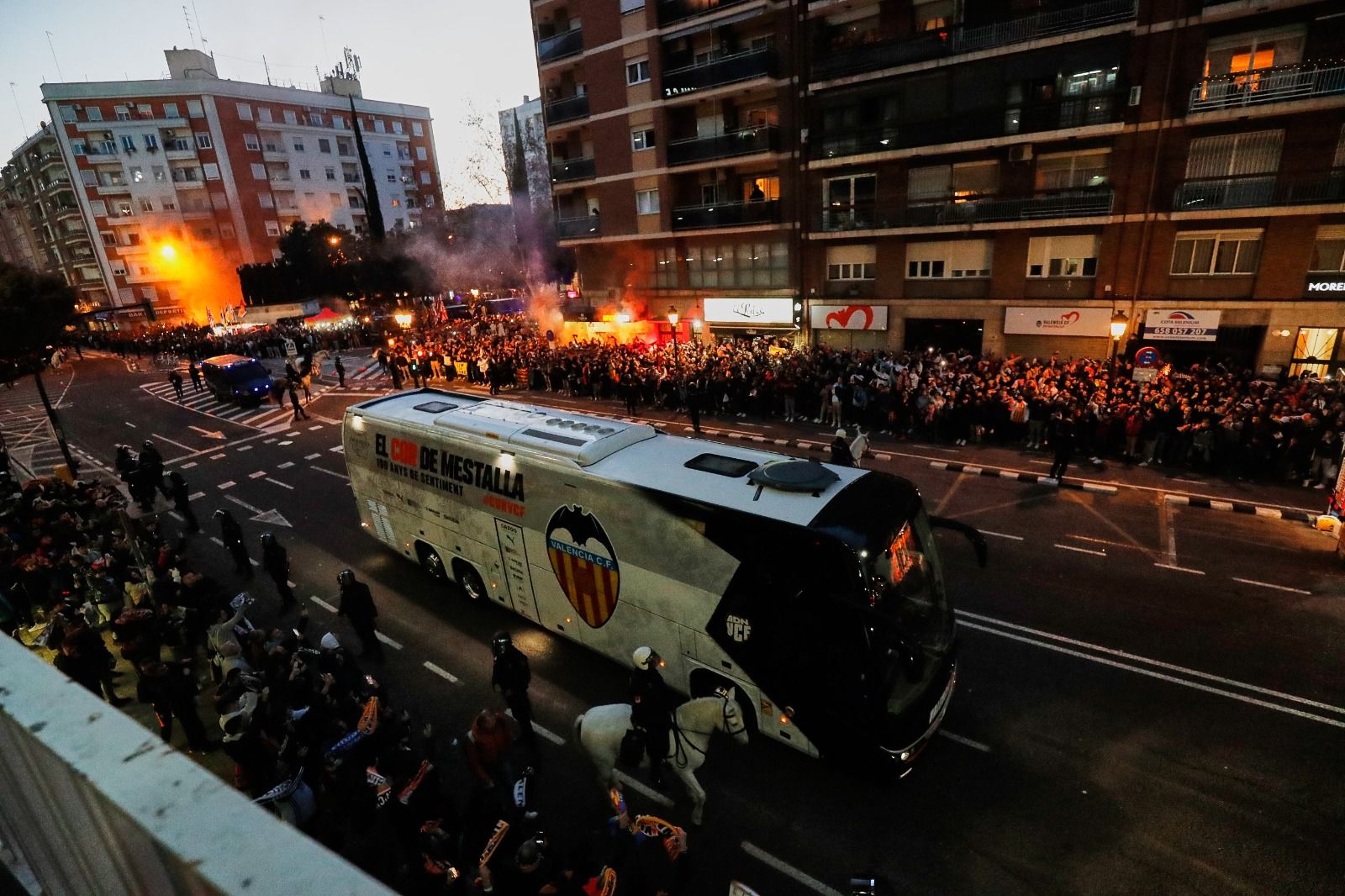 Así ha recibido la afición che al Valencia CF antes del partido contra el Athletic Club