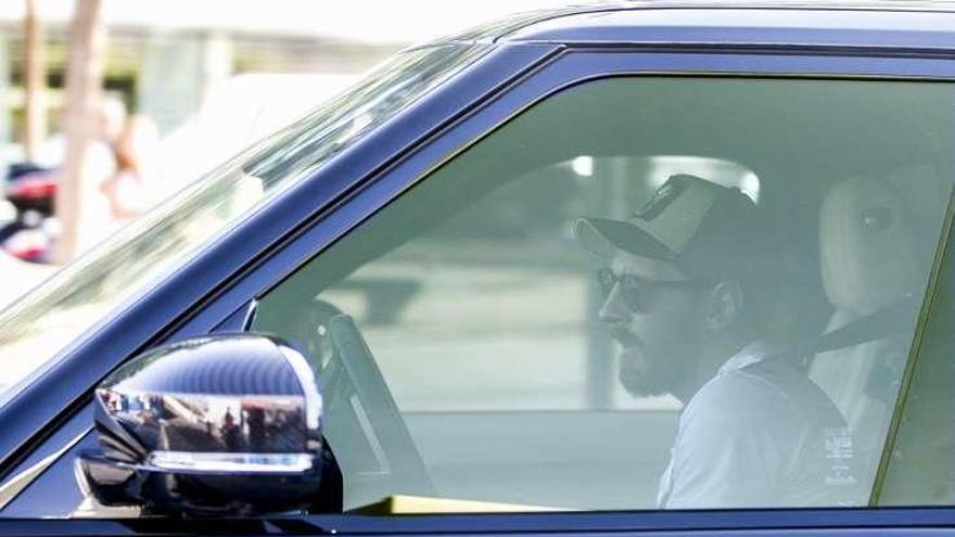 Messi, ayer, en su coche camino de las pruebas médicas.