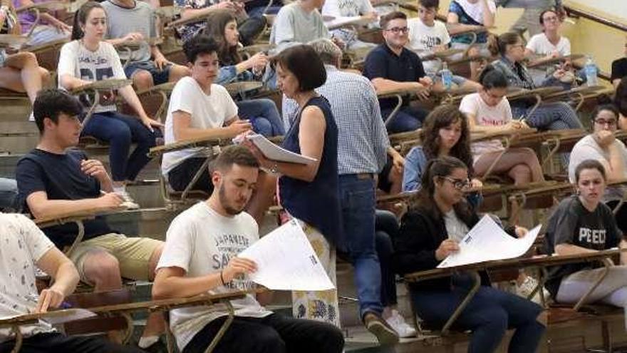 Alumnos antes de iniciar el examen de selectividad el año pasado.