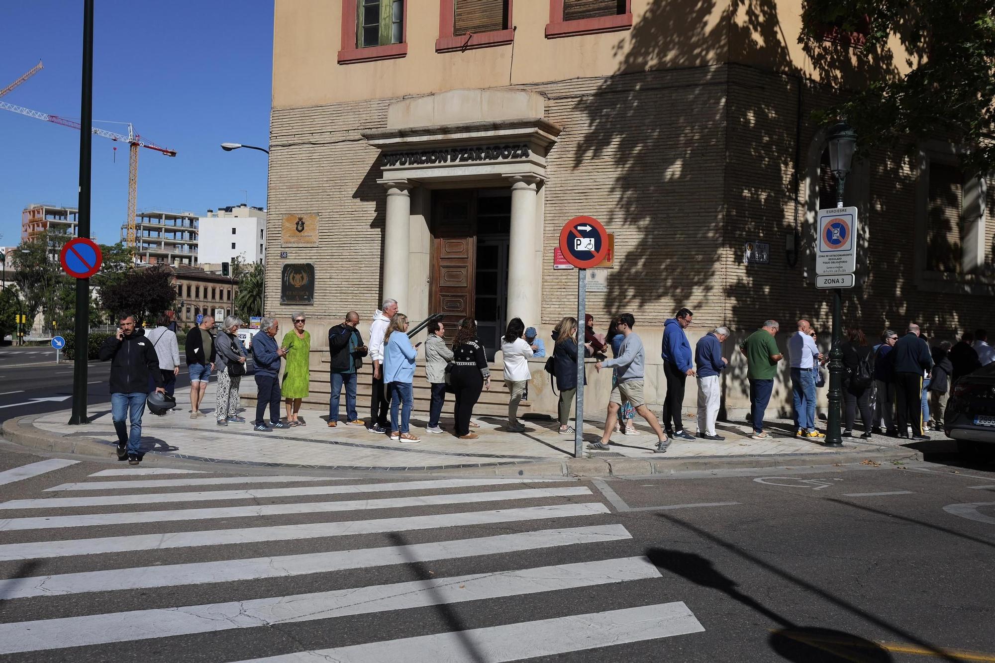 Largas filas para los abonos de la Feria taurina del Pilar