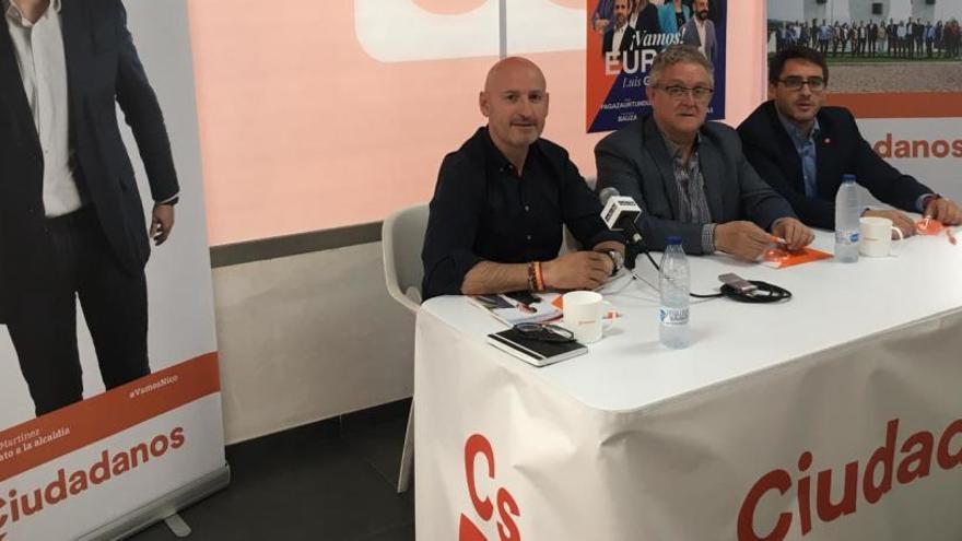 Los tres candidatos durante la rueda de prensa realizada en la sede de Ciudadanos Ibi.