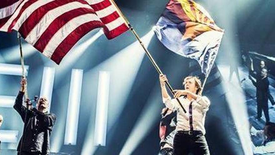 Paul McCartney enarbola la bandera de EEUU.