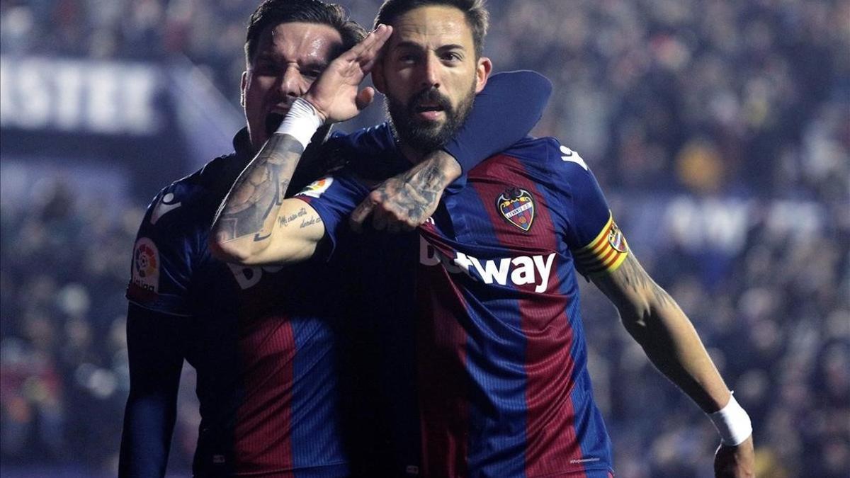 El capitán del Levante, el 'Comandante' Luis Morales, celebra un gol ante el Girona