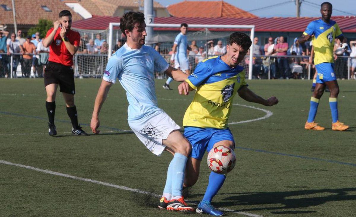 Santi presiona a un jugador del Cambados. | Santos Álvarez