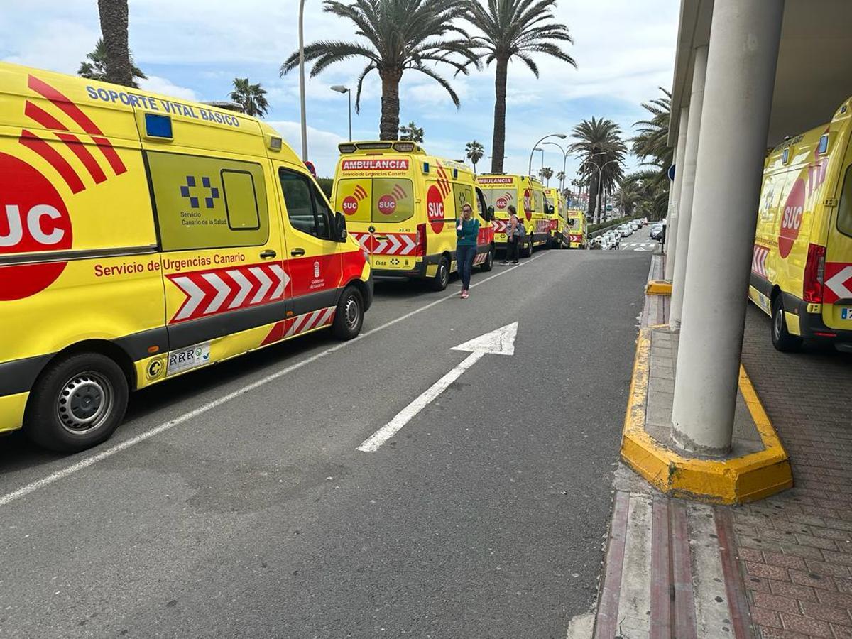 Varias ambulancias esperan su turno para descargar al paciente en el Hospital Insular de Gran Canaria