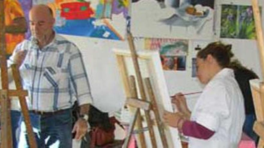 Alumnos de Herrera y Echeverría en el taller de pintura donde imparten clases.