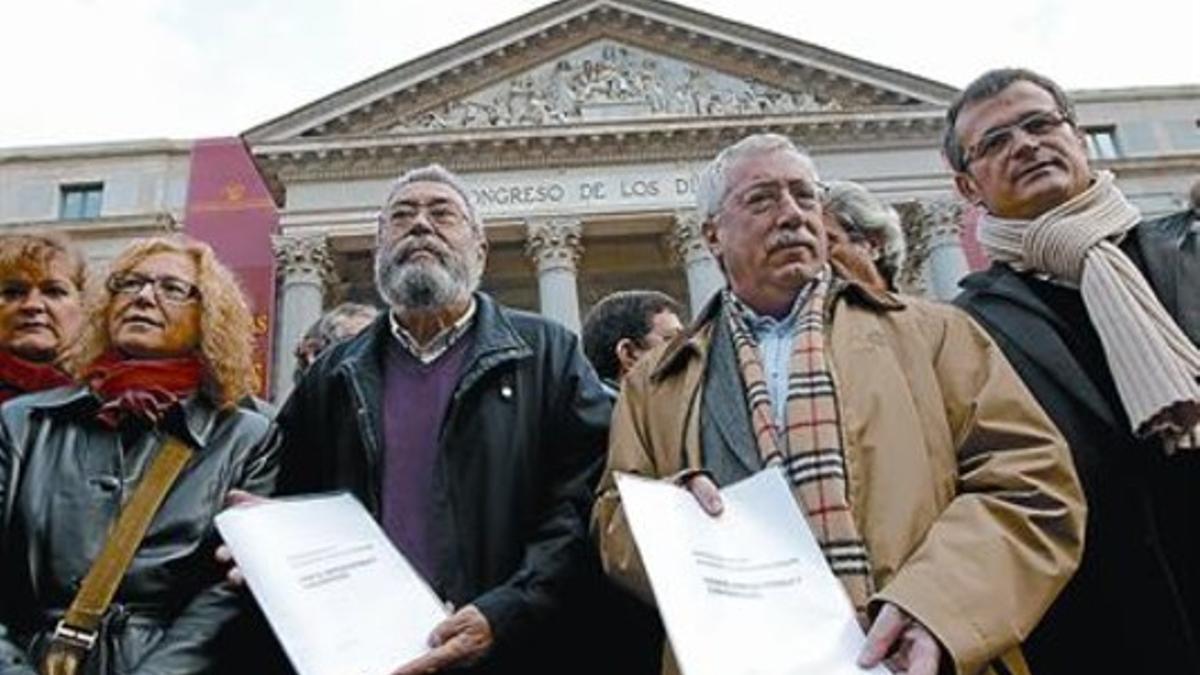 Méndez (izquierda) y Toxo muestran los papeles de la iniciativa legislativa popular en el Congreso, ayer.