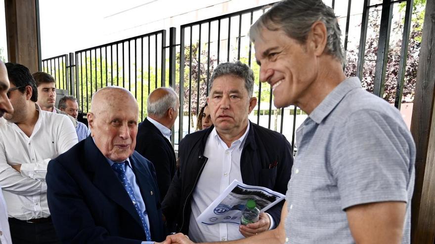 Manolo Barreiro, en el homenaje en 2022 con el alcalde y Rafa Sáez
