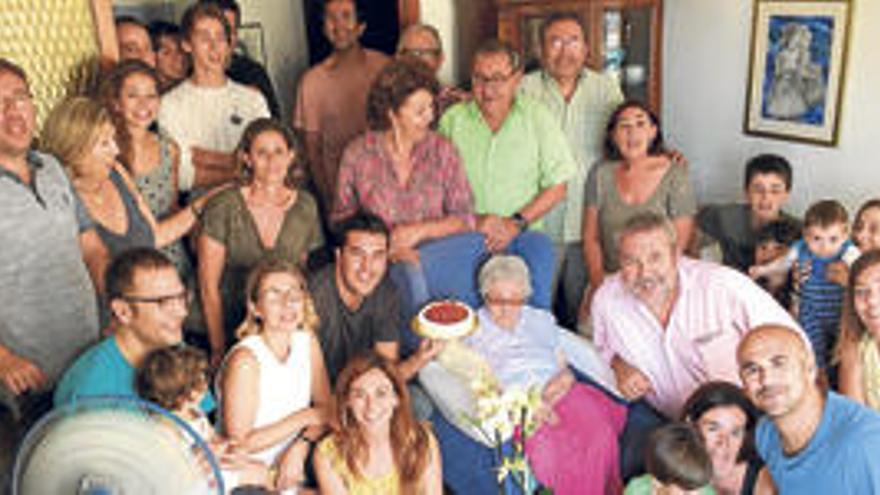 Cien años rodeada del cariño de la familia