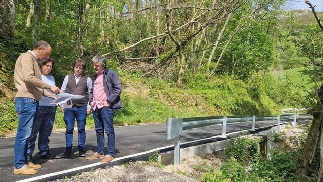 Alejandro Calvo, consejero de Fomento, Cooperación Local y Prevención de Incendios del Principado (primero por la derecha), visita unas obras