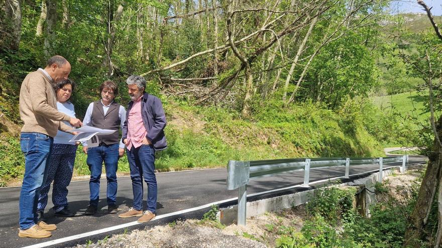 Alejandro Calvo, consejero de Fomento, Cooperación Local y Prevención de Incendios del Principado (primero por la derecha), visita unas obras