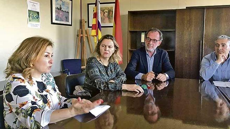 La directora de la cárcel, María Jesús de Dios, a la izquierda, en una reunión con la delegada del Gobierno.